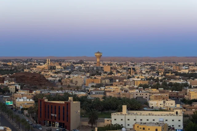 أفق مدينة سكاكا الجوف مع برج المياه وقت الغروب