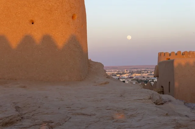 قلعة زعبل في سكاكا الجوف وقت الغروب مع القمر