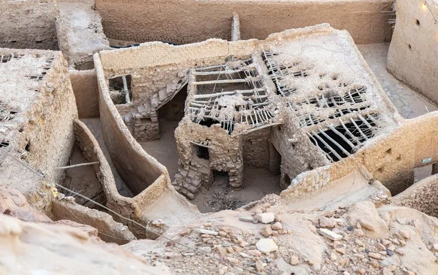 بقايا المباني الطينية التراثية في سكاكا الجوف