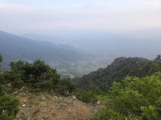 مناظر جبال أبها عسير مع وادٍ ضبابي
