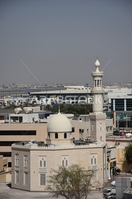 صورة مقربة لأحد المساجد في مدينة دبي بالإمارات العربية المتحدة، التصميم الهندسي المعماري المميز، العبادة والتقرب الى الله، مئذنة المسجد، اقامة الصلاة، الفن الاسلامي المعماري في السعودية