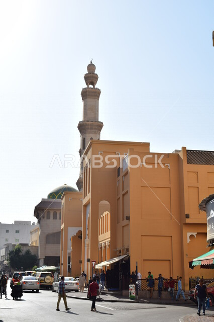 صورة مقربة لأحد المساجد في منطقة سوق نايف بدبي في الإمارات العربية المتحدة، التصميم الهندسي المعماري المميز، العبادة والتقرب الى الله، مئذنة المسجد، اقامة الصلاة، الفن الاسلامي المعماري في السعودية