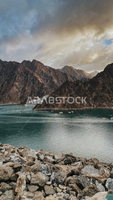 صورة ابداعية للطبيعة في الامارات العربية المتحدة، جمال الطبيعة الخلابة، الجبال والبحار، سماء ملبدة بالغيوم، الاماكن السياحة في الامارات