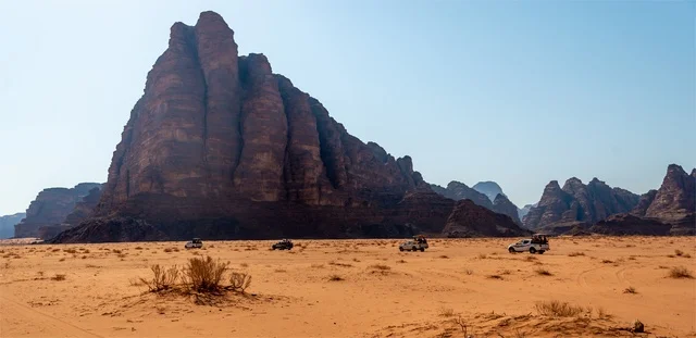 سفاري سيارات الدفع الرباعي في الصحراء والجبال الصخرية سفاري سيارات الدفع الرباعي في الصحراء والجبال الصخرية
