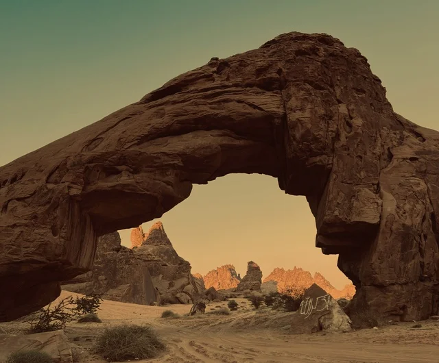 قوس صخري طبيعي في صحراء العلا السعودية