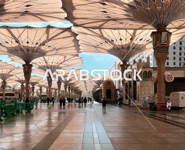 ساحة المسجد النبوي الشريف ومظلات المدينة المنورة