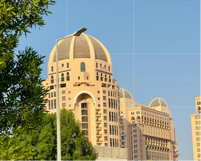 مبنى فندق روتانا ذو القبة المعمارية الكلاسيكية في دبي