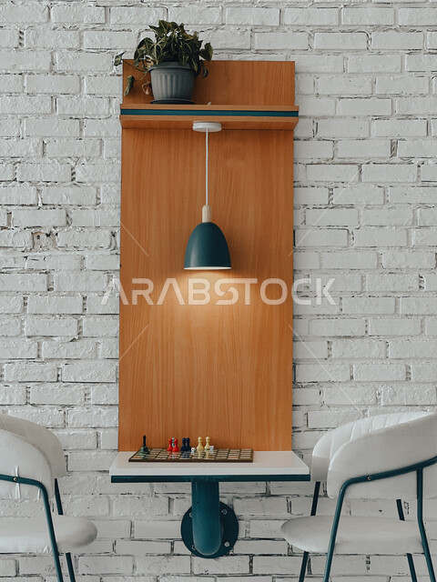 صورة ابداعية لديكور خاص بجلسة للعبة الشطرنج، تصاميم مميزة، ديكورات ابداعية، طاولة معلقة، كراسي ولوحة شطرنج