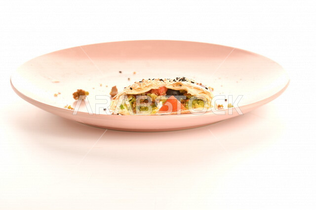 صورة مقربة لطبق يحتوي على ساندويش صحي مصور على خلفية بيضاء، اكلات عربية شرقية، وجبات الطعام الشهية، المطاعم العربية