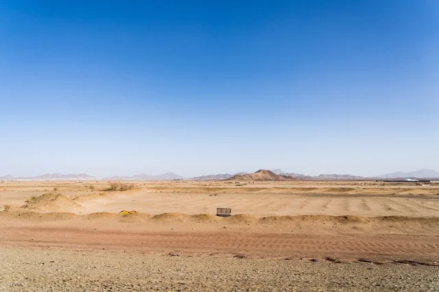 منظر طبيعي للصحراء في السعودية تحت سماء زرقاء