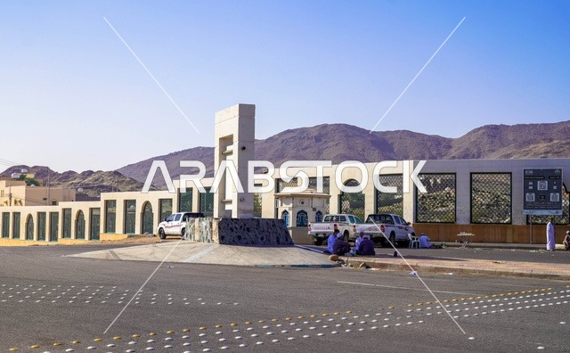 نصب تذكاري على جانب الطريق الصحراوي وجبال السعودية
