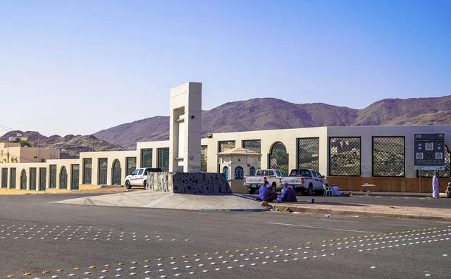 نصب تذكاري على جانب الطريق الصحراوي وجبال السعودية