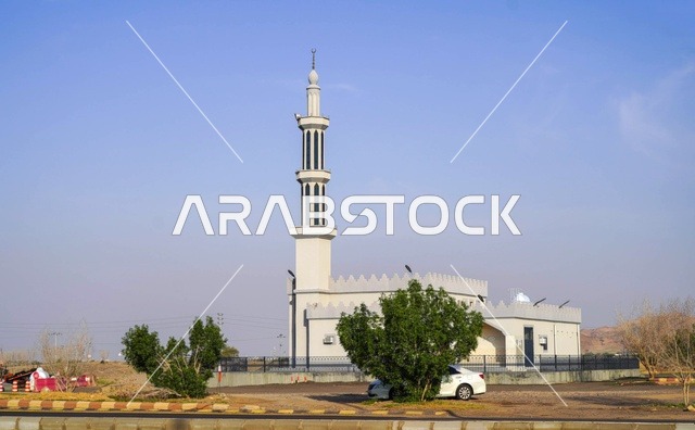 تصميم مسجد حديث بمئذنة بيضاء تحت السماء الزرقاء