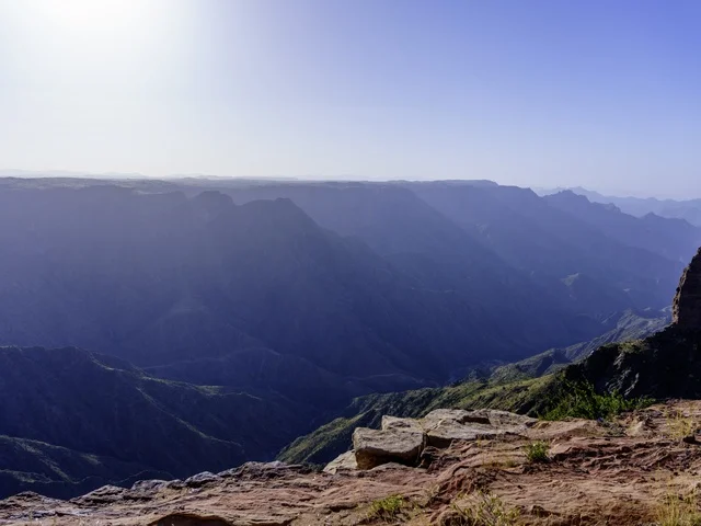 منظر طبيعي لأخدود جبلي في السعودية