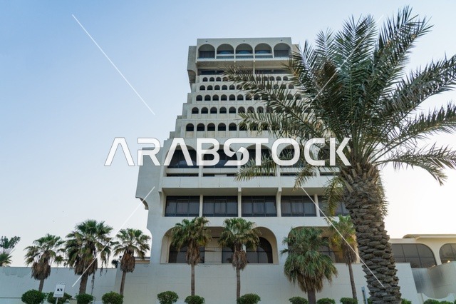 ناطحة سحاب حديثة خلف حديقة حضرية خضراء