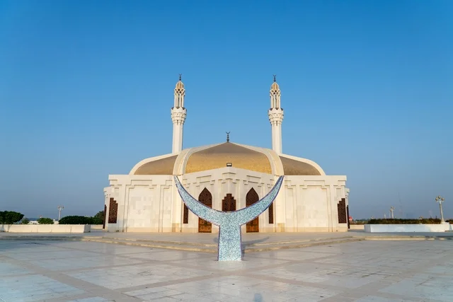 مسجد الرحمة العائم في مدينة جدة مع مجسم الهلال الأزرق