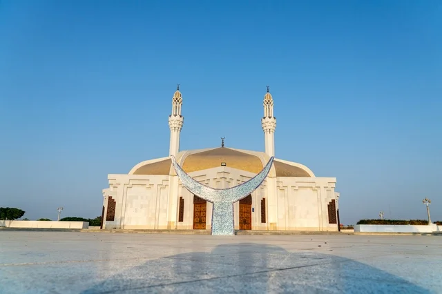 مسجد الكورنيش في جدة مع مجسم الهلال تحت السماء
