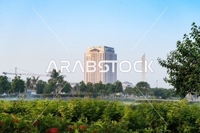 ناطحة سحاب حديثة خلف حديقة حضرية خضراء