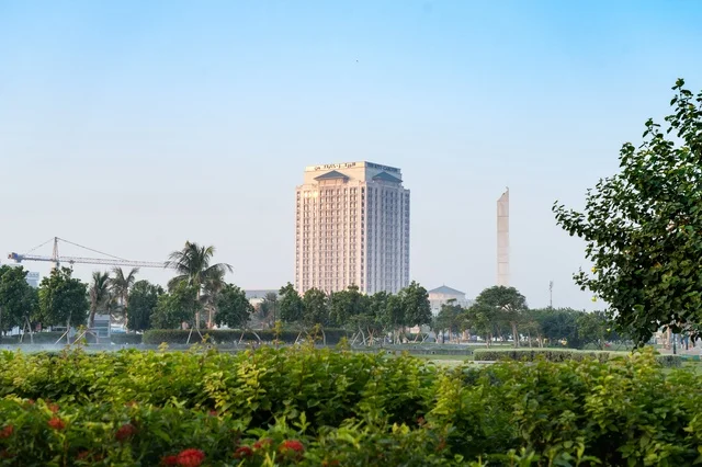 ناطحة سحاب حديثة خلف حديقة حضرية خضراء