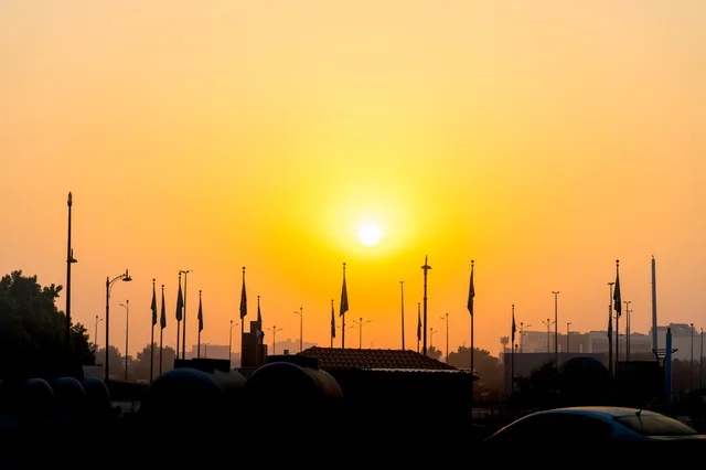 شروق الشمس الذهبي وأفق المدينة الظلي