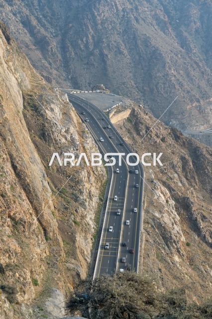 طريق الهدا الجبلي الملتوي في الطائف السعودية