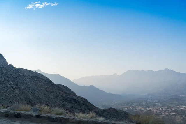 منظر طبيعي لجبال ووادي في السعودية تحت السماء