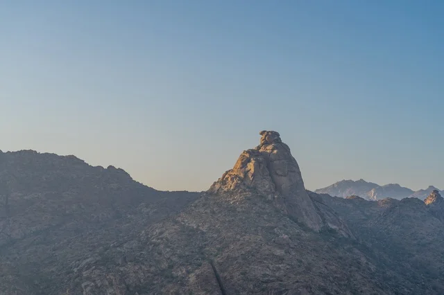 منظر طبيعي لجبال ووادي في السعودية تحت السماء