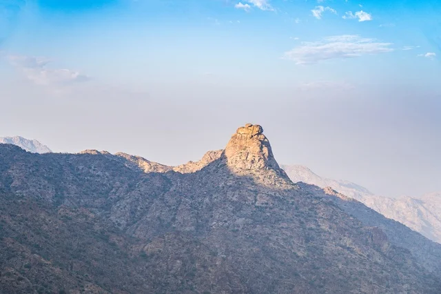 قمة جبلية صخرية في الطبيعة السعودية