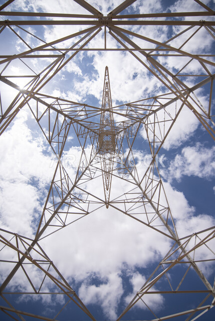 صورة من زاوية سفلية لبرج طاقة كهربائية، برج حديدي، جمال و روعة السماء الملبدة بالغيوم
