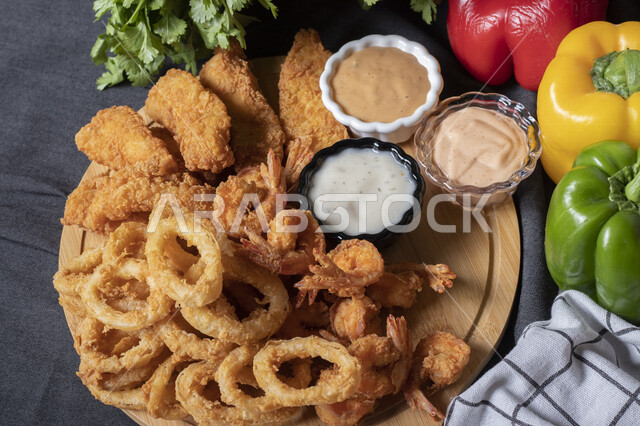 وجبة الدجاج الكرسبي المقرمش اللذيذ مع صوص بنكهات مختلفة ، وجبة الطعام الشهية ، المطاعم العربية ، وصفات وأطباق طعام لذيذة ، أكلات رمضانية ، أكلات عربية شرقية