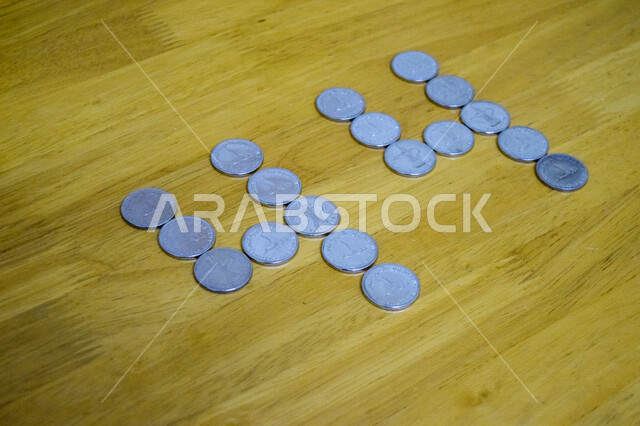 صورة لعملة الدرهم الإماراتي مرصوصة على شكل رقم 44، درهم إماراتي من فئة 1 درهم، عملات معدنية، النمو الإقتصادي، الاستدامة المالية، مالية واقتصاد