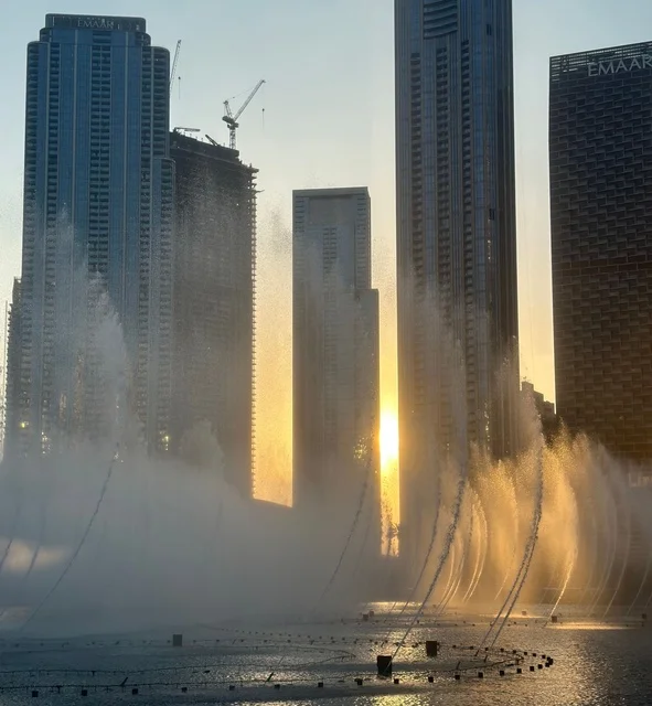 نافورة دبي وناطحات السحاب في داون تاون وقت الشروق