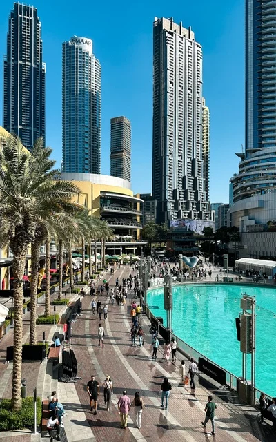 الممشى الخارجي لدبي مول وناطحات سحاب وسط مدينة دبي