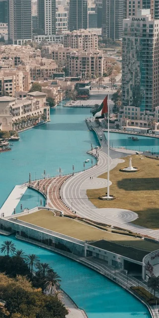 برج بارك وبحيرة برج خليفة في وسط مدينة دبي جوي