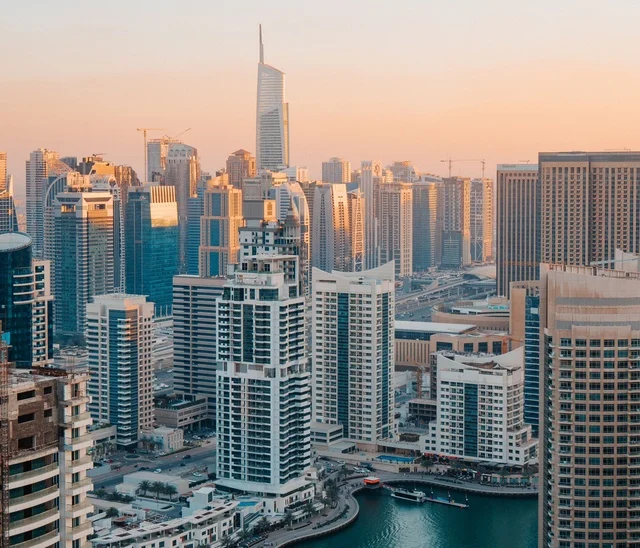 أفق ناطحات سحاب أبراج بحيرات الجميرا في دبي وقت الغروب