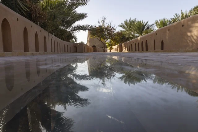 انعكاس المياه في جدران حصن نزوى التراثي بسلطنة عمان