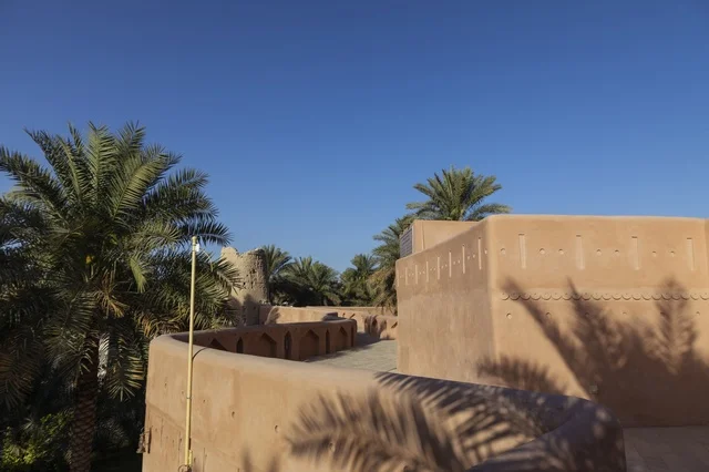 قلعة نزوى التاريخية والجدران الطينية بسلطنة عمان