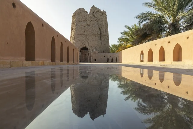 انعكاس برج حصن طيني تاريخي في نزوى سلطنة عمان