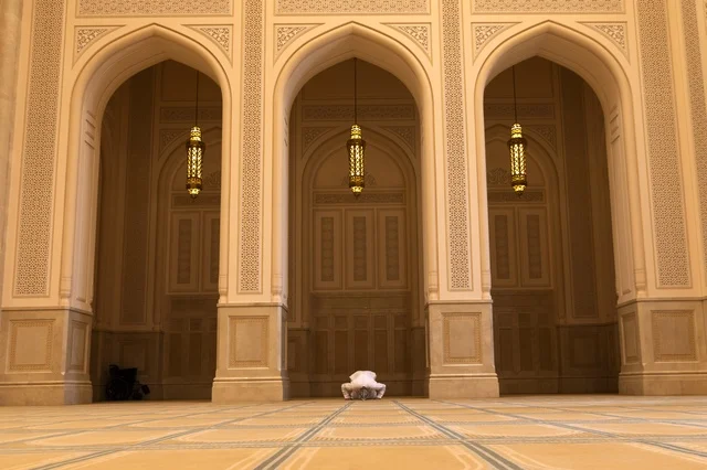 مصلي ساجد داخل جامع السلطان قابوس في نزوى عمان