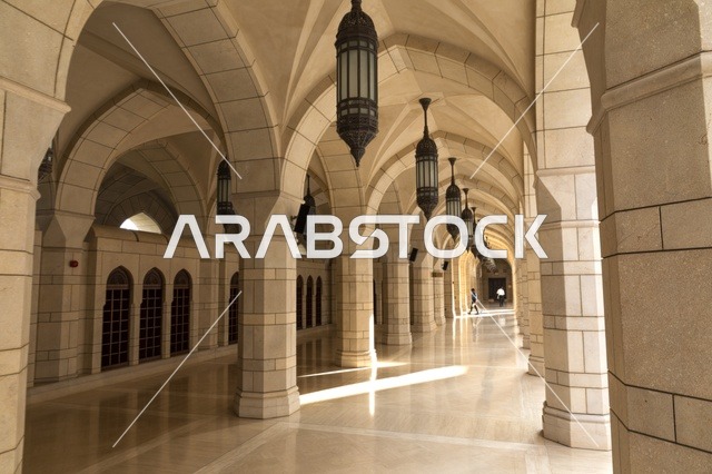 ممر الأقواس التقليدية في جامع السلطان قابوس في نزوى عمان