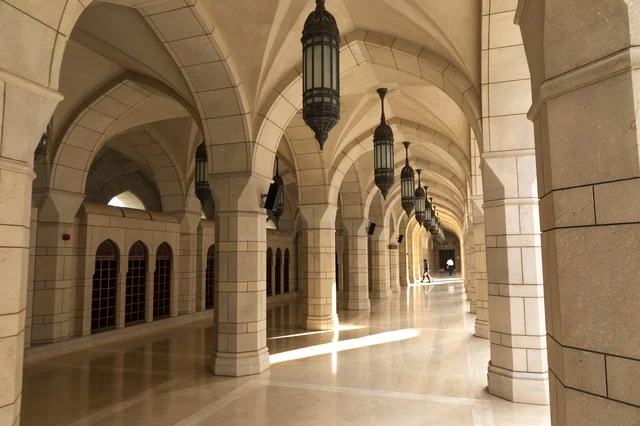 ممر الأقواس التقليدية في جامع السلطان قابوس في نزوى عمان