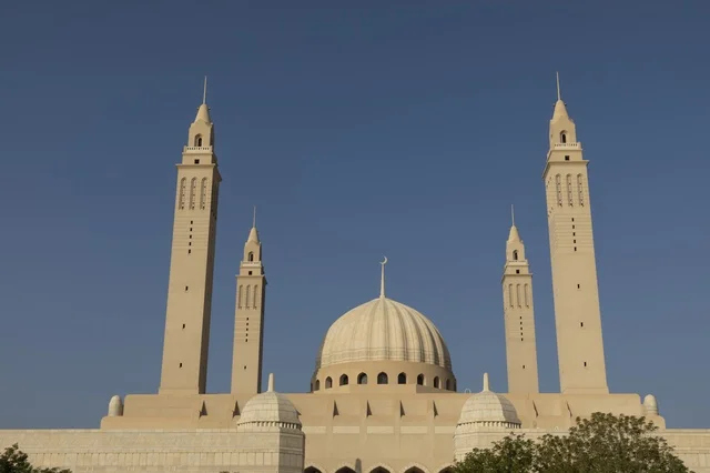 جامع السلطان قابوس في نزوى عمان تحت السماء الصافية