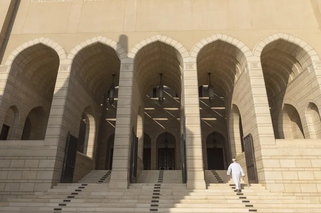 رجل عماني بالزي التقليدي في جامع نزوى سلطنة عمان