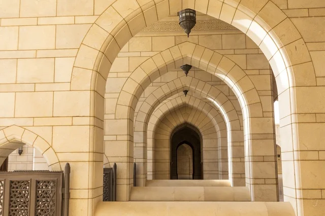 ممر الأقواس الحجرية الإسلامية التقليدية في نزوى عمان