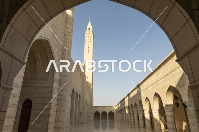 جامع السلطان قابوس في نزوى عمان مع المئذنة والأقواس