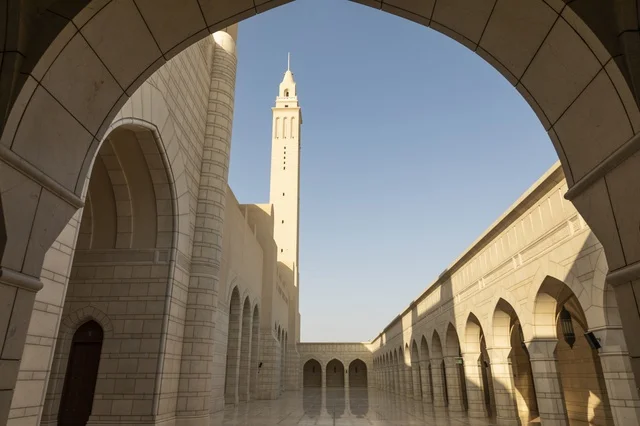 جامع السلطان قابوس في نزوى عمان مع المئذنة والأقواس
