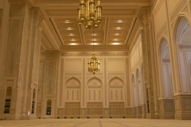 التصميم الداخلي لمسجد في نزوى عمان مع الثريات الذهبية