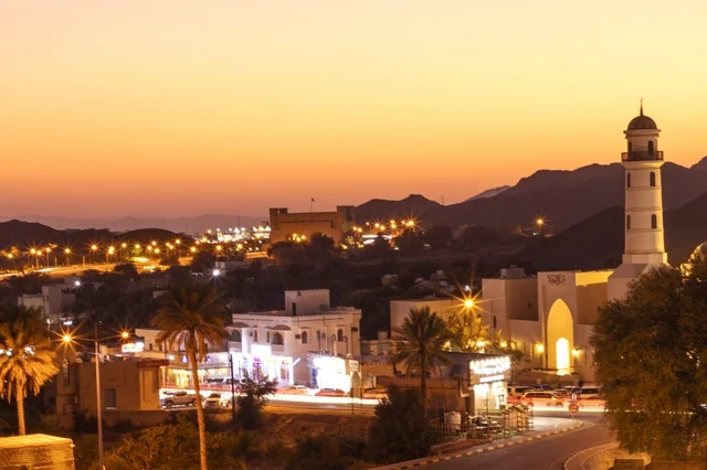 منظر غروب الشمس في مدينة بهلاء العمانية مع المئذنة