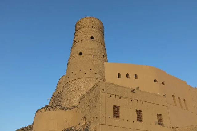 برج قلعة بهلاء الطيني الأثري تحت السماء في سلطنة عمان