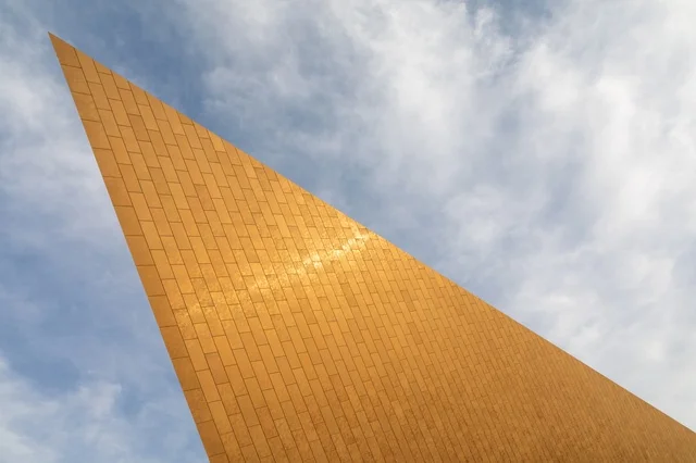 التصميم المعماري الذهبي الحديث لمتحف مسقط في عمان